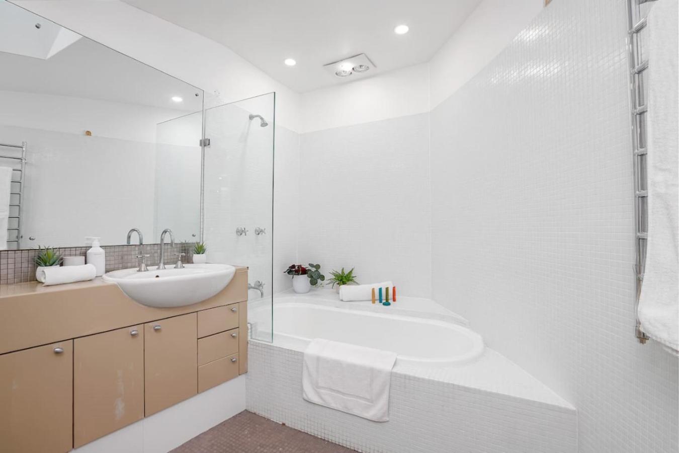 Bright And Spacious In Mcmahons Point Holiday home *