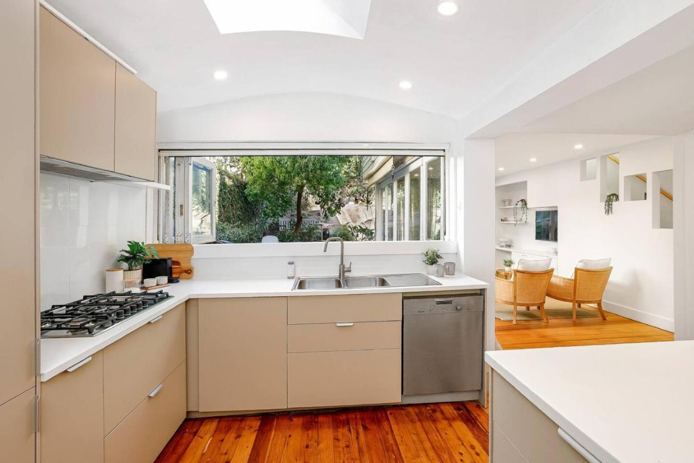 Bright And Spacious In Mcmahons Point Holiday home